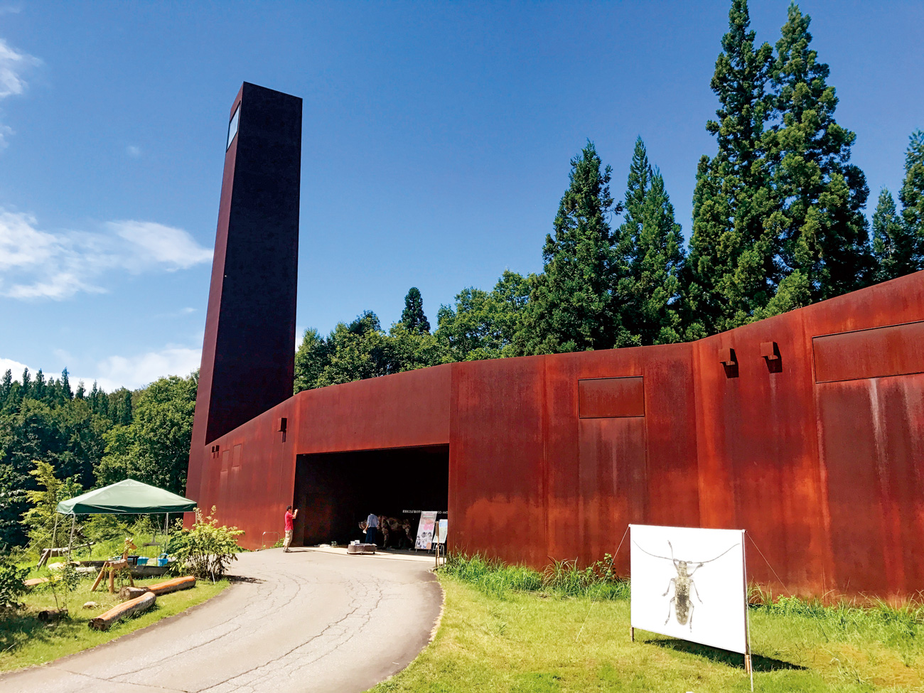 位於越後松之山的「森之學校」，是一座森林中的地標建築，鏽鐵色的建築，猶如一條盤據山林的蛇。（圖片來源：李清志提供）