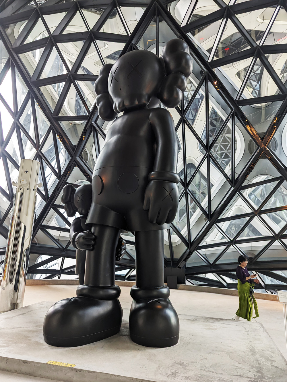摩珀斯酒店的神秘藝術空間「藝賞二十三」，一進去就可看到雕塑家KAWS作品《Good Intentions》透過一大一小的巨幅人型雕塑。（攝影：柯曉翔）