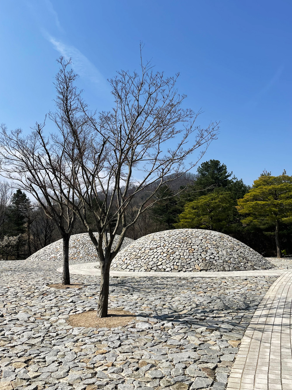 Museum SAN中，有個由安藤忠雄依照古墳設計的石頭庭園，隆起的小丘上面堆滿石頭，充滿著寧靜神秘的氣息。（圖片來源：李清志提供）