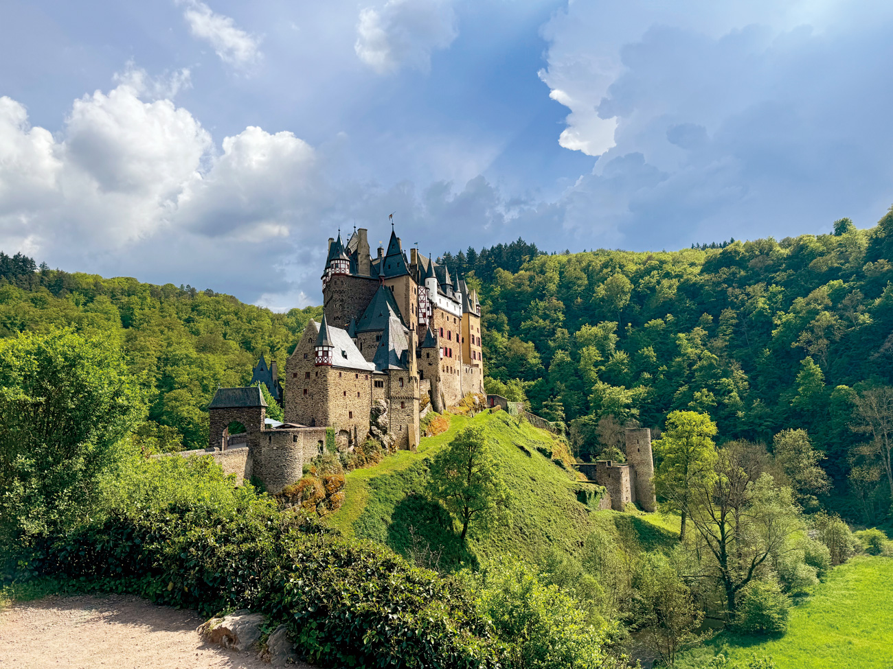 地點隱密的埃爾茨城堡，完整保留中古世紀的建築和文物。（攝影：林秀娟）