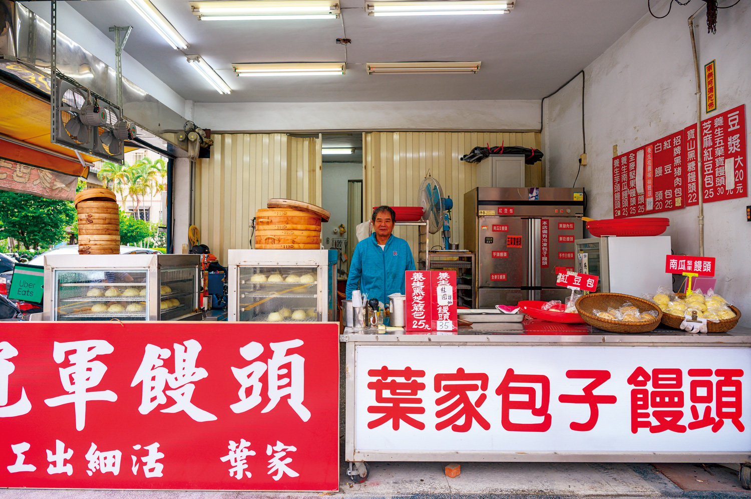 邱光隆心目中最好的包子，是在台北吉林路的葉家包子饅頭老麵工坊。（攝影：李明宜）