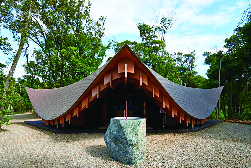 將宗教氛圍與建築藝術交織的雲夢山丘，有日本建築大師隈研吾設計的館舍，也有自由飛翔的鳥類、美麗的孔雀齊聚於百雀鳥園，是新埔打卡勝地。（圖片提供／雲夢山丘）