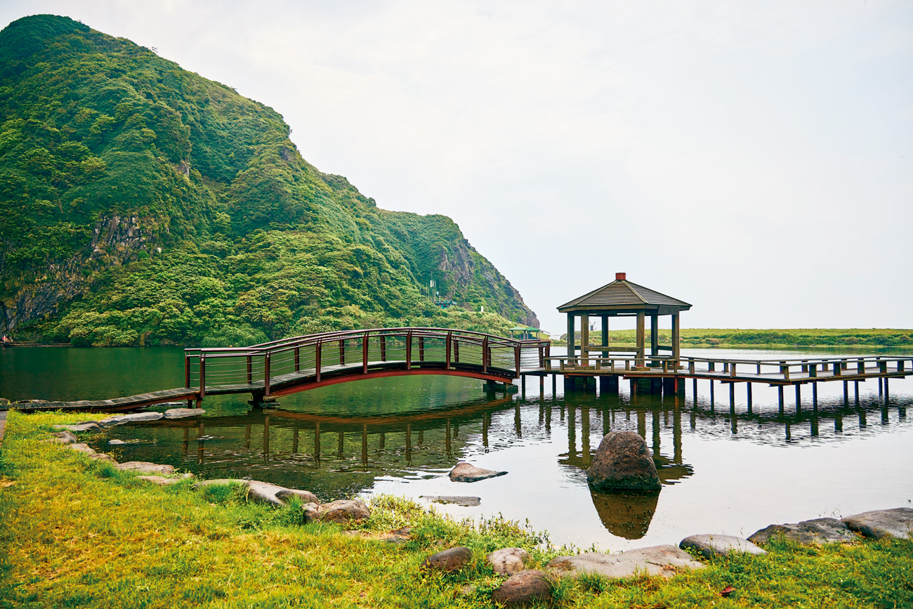 環湖步道臨海處設有涼亭，可飽覽龜山島內山湖美景。（攝影：羅芸）