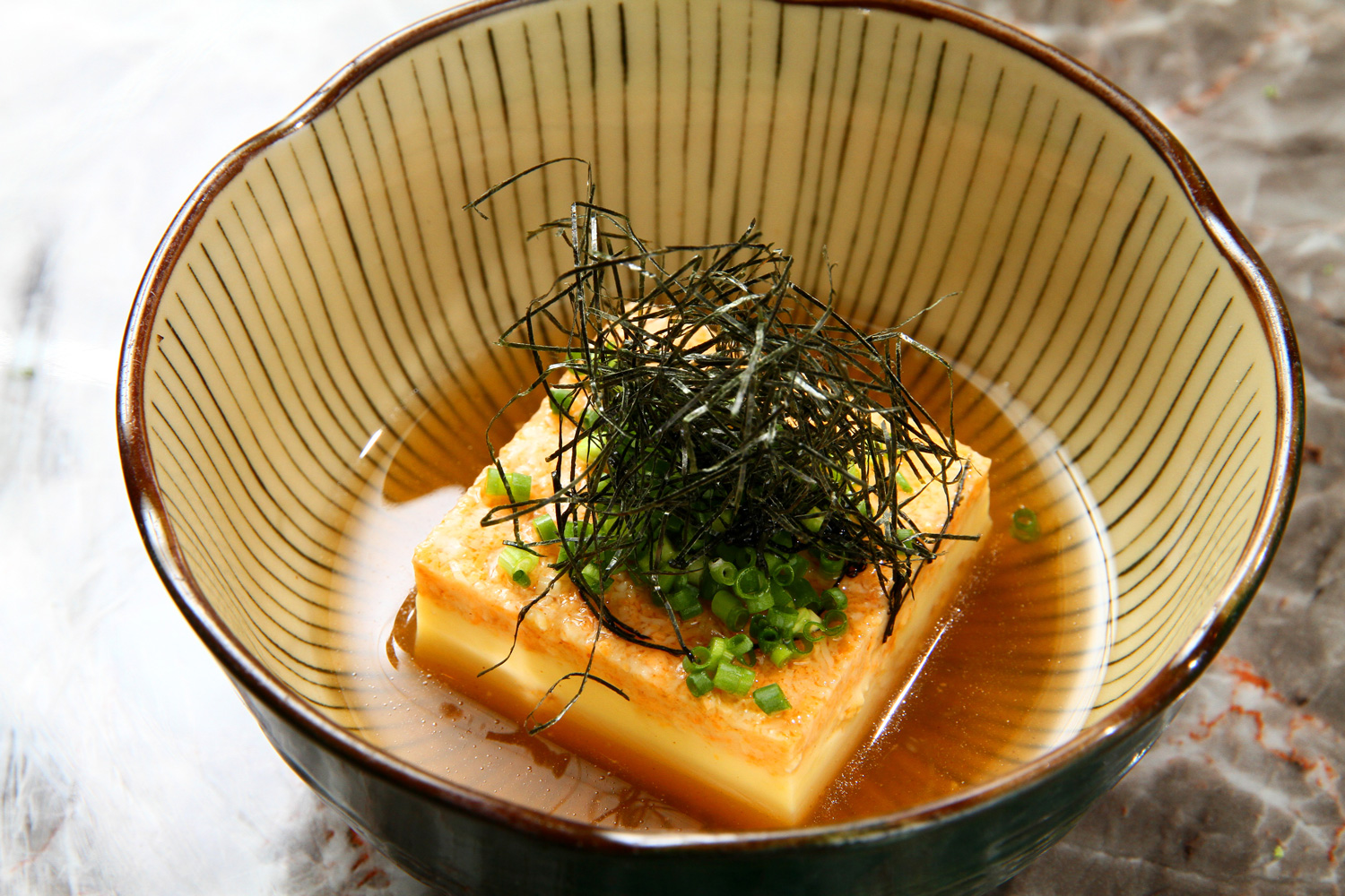 「鮟鱇魚肝豆腐」也是本多師傅的絕活之一，鮟鱇魚肝嘗起來沒有一般肝臟粉粉的口感，與滑嫩的蒸蛋融成一氣，肝鮮蛋濃。（攝影：呂恩賜）