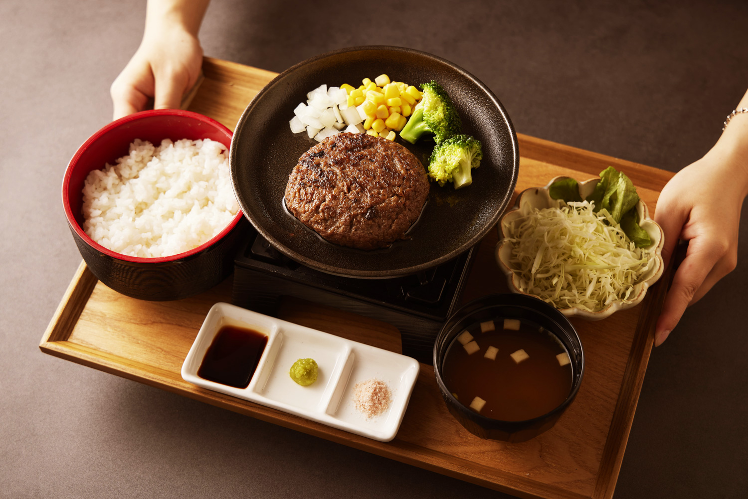 福吉漢堡排採用純日本牛肉製成，味道與夏多布里昂（Chateaubriand）類似。（圖片來源：福吉漢堡排提供）