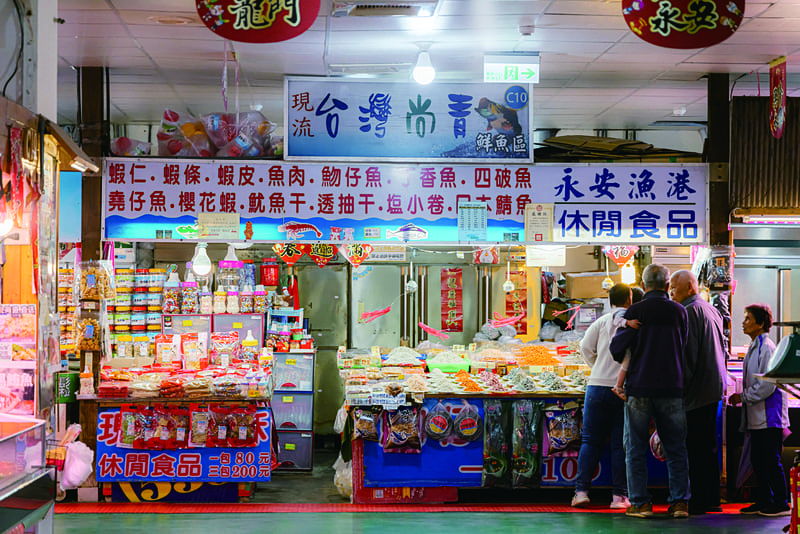 位於永安漁港南岸的觀光漁市裡，可以採買各式各樣的新鮮漁獲、乾貨或加工漁產品，熟食區還能品嘗最新鮮的海味料理。