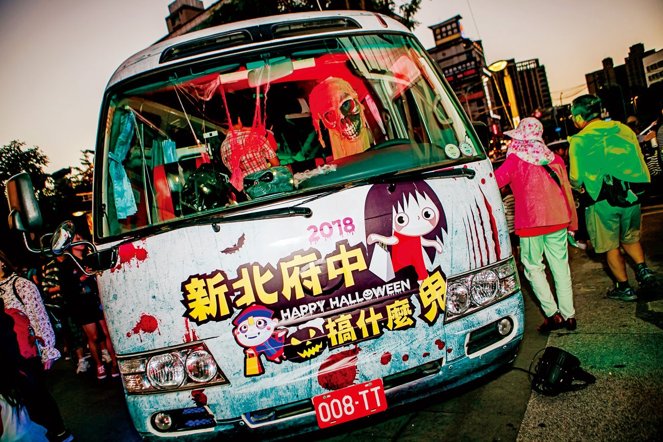 萬聖節特別開啟的猛鬼巴士，每年都可以看得到。（圖片來源：板橋區商圈景觀發展協會提供）