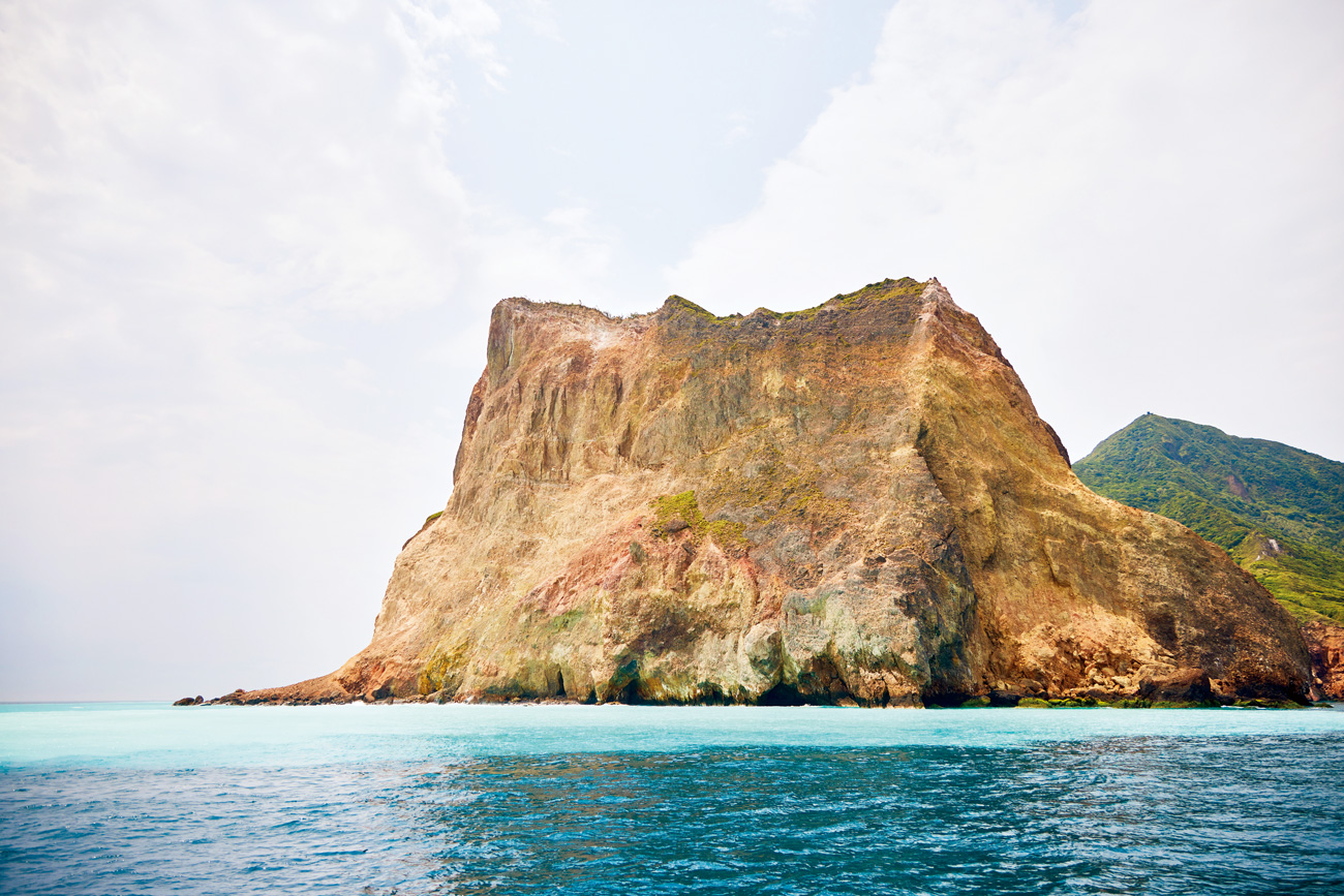 從海上看龜山島，如遇天氣適合，還可見難得的龜山八景。（攝影：羅芸）