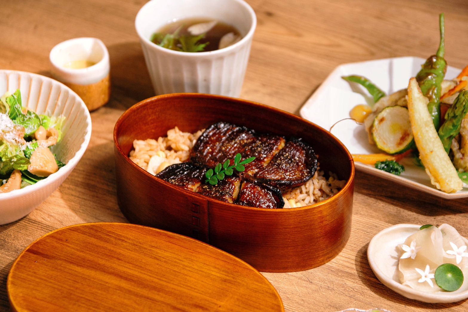 採用醬烤鰻魚手法料理的茄子有著紮食口感，與充滿食材鮮味的炊飯是絕妙組合。（圖片來源：小小樹食提供）