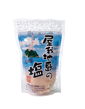 屋我地島鹽汲取自沖繩北部屋我地島的濟井出海濱的海水。（圖片來源：商業周刊《有故事的世界鹽圖鑑》）