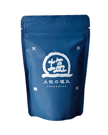 土佐鹽丸，是在以鰹魚竿釣聞名的土佐黑潮町，第二代鹽職人吉田拓丸繼承父志製作純天日鹽。（圖片來源：商業周刊《有故事的世界鹽圖鑑》）