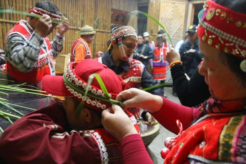 賽夏族族人視五節芒為避邪、保護的聖物，矮靈祭時只要踏入祭場，不管是族人或訪客，都須先前往祭屋，讓族人幫忙繫上。