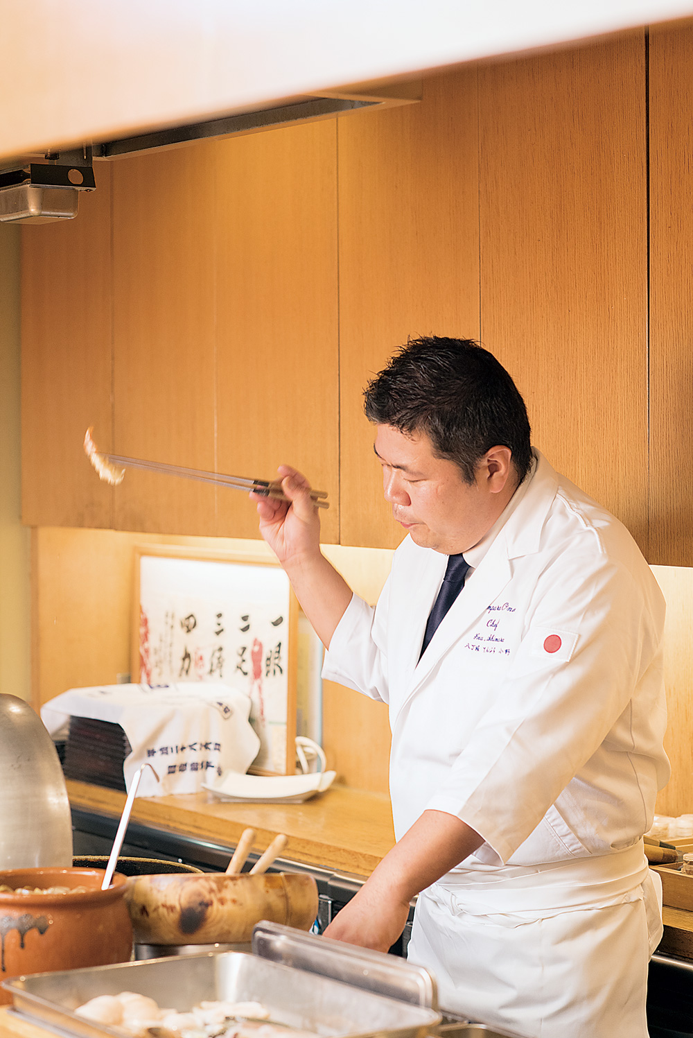 「天婦羅小野」(てんぷら小野)位於東京八丁堀,對店長志村幸一郎而言,鹽是不可或缺的存在,「天婦羅是油炸新鮮食材的極簡日本料理,而鹽能賦予食材多樣性的韻味」。(圖片來源:商業周刊《有故事的世界鹽圖鑑》)