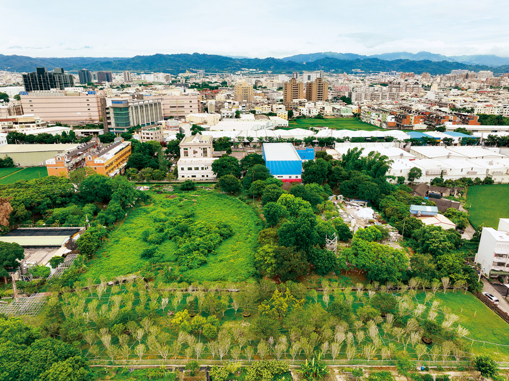 久樘開發總部的空拍圖，園區內大樹全是陳梓旺的蒐藏，沒有特別的景觀設計，只為每棵樹選個適合伸展的好位置。（攝影：林韋言）