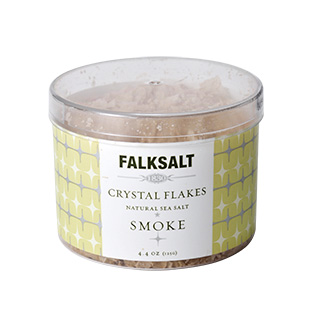 Falksalt 煙燻雪花鹽，是產自地中海賽普勒斯島的純手工金字塔海鹽中，再加入煙燻香料混成的調味鹽。（圖片來源：商業周刊《有故事的世界鹽圖鑑》）