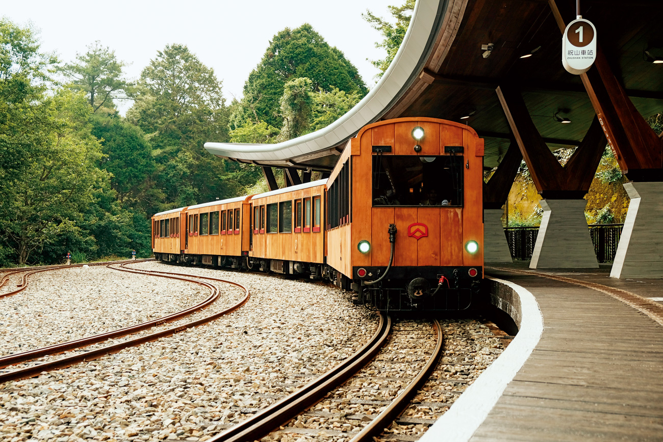 福森號列車外觀用檜木打造，淡色系風格清新素雅，列車靠近可以聞到淡淡檜木香氣。（攝影：游琁如）