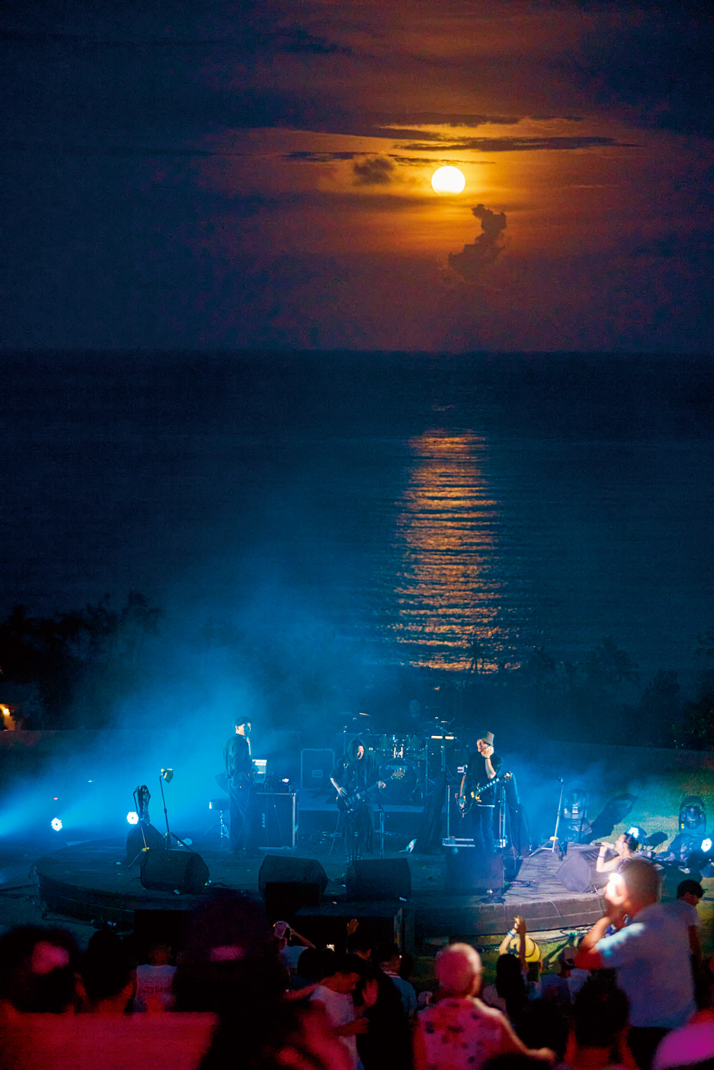 算準月出時間舉辦的「月光・海音樂會」已經10年，每年都吸引許多旅客特地到訪。（攝影：羅芸）