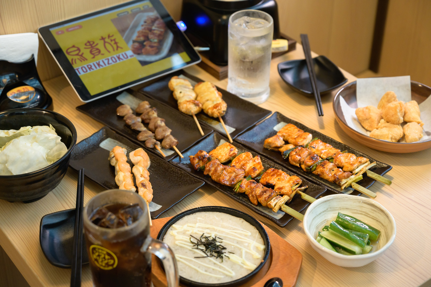 鳥貴族除了串燒外，特色手工菜如山藥泥鐵板燒、貴族雞湯釜飯、雞湯雜炊等也相當精彩。（圖片來源：台灣鳥貴族提供）