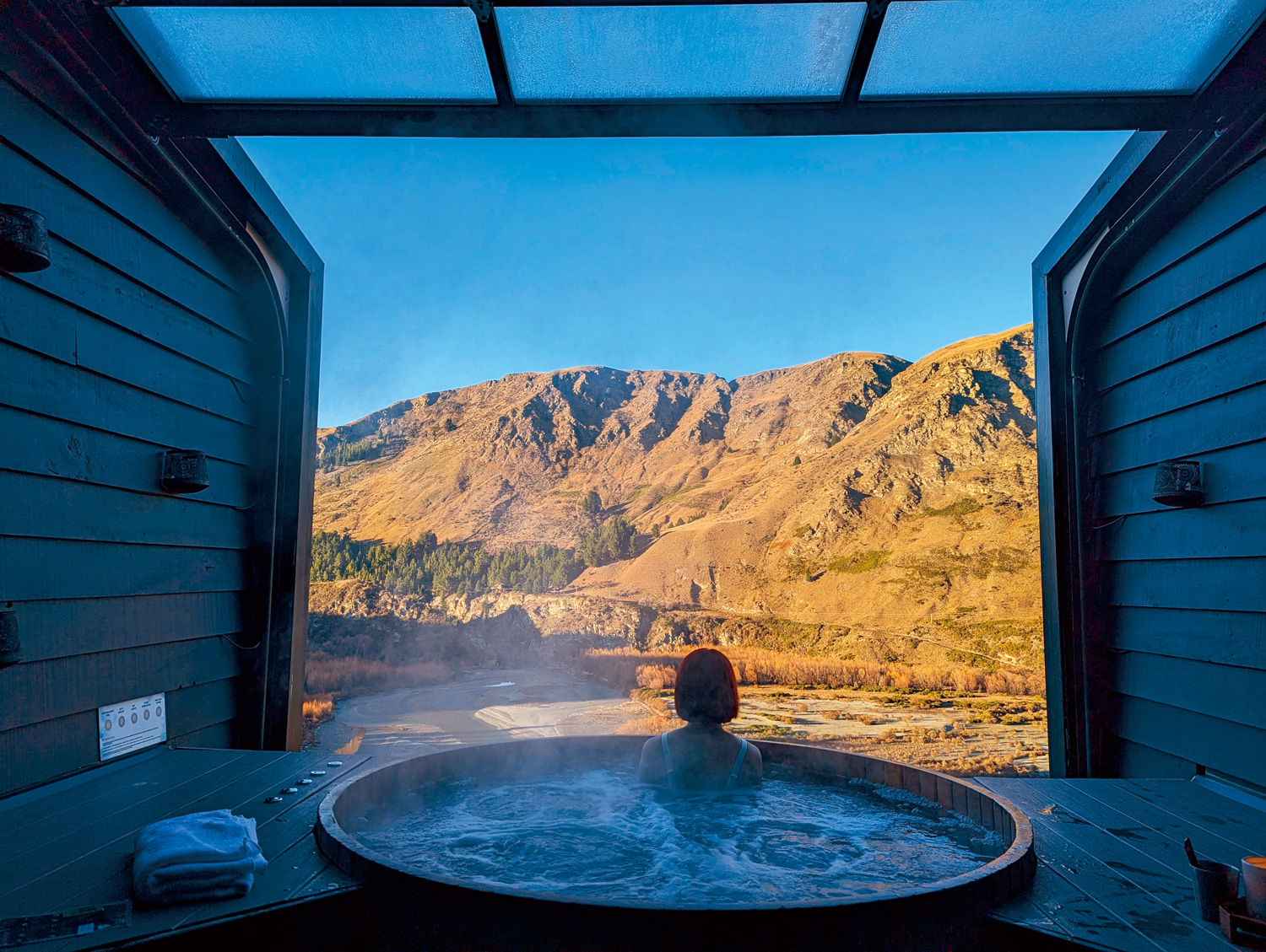 建在高山懸崖邊的昂森溫泉（Onsen Hot Pools），旅客可以浸泡在半露天木桶溫泉中，一邊欣賞山河大景。（攝影：柯曉翔）