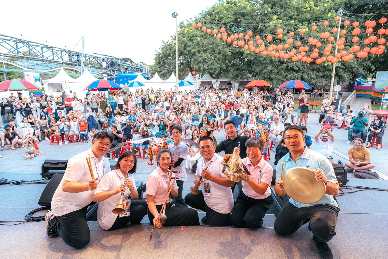 臺北木偶劇團在巴黎文化奧運最後一場演出，與觀眾在法國留下「美麗之島．臺灣_Formosa」的感動。（圖片來源：文化部提供）