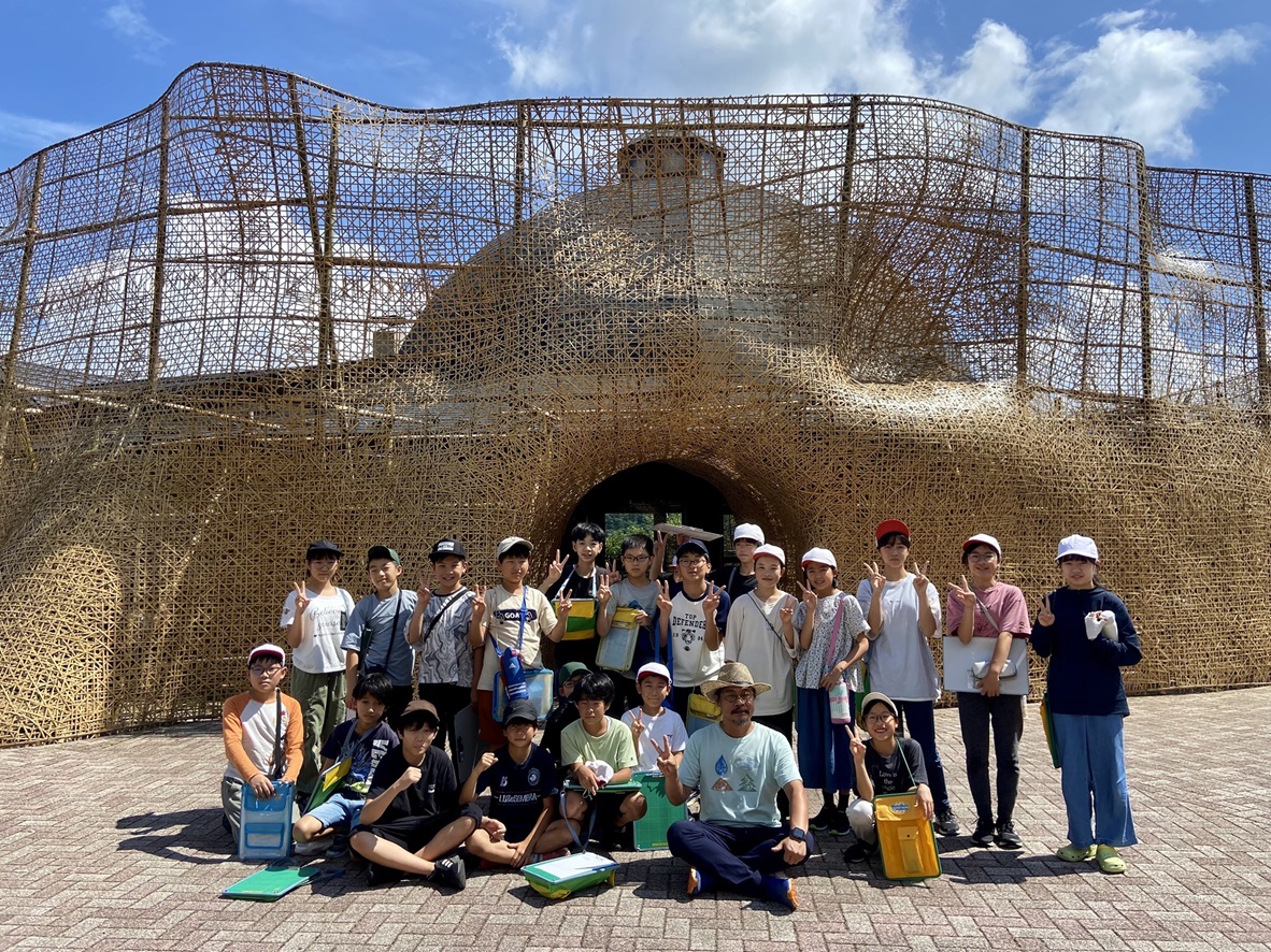 台灣藝術家游文富與當地孩童分享作品創作理念。（圖片來源：文化部提供）