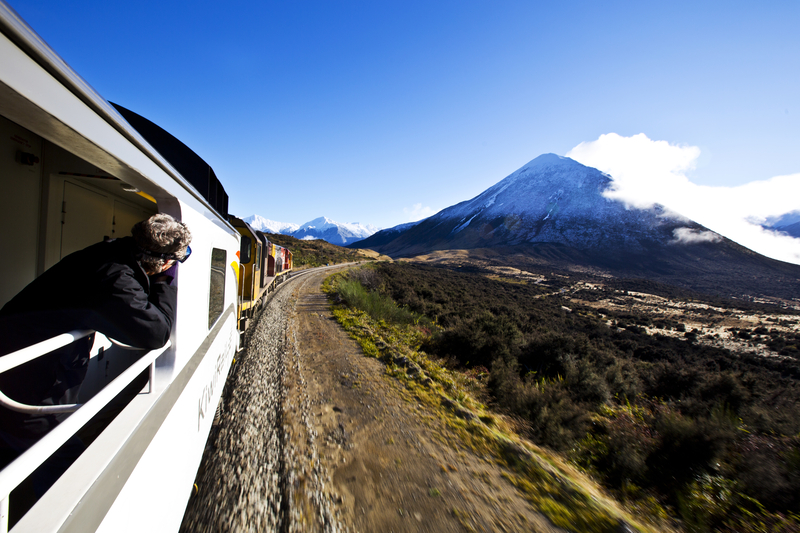 高山觀景火車沿途能飽覽紐西蘭自然景觀，是世界上最偉大的火車旅程之一。圖為南島南阿爾卑斯山的亞瑟隘口（Arthur's Pass）。（圖片來源：Dreamstime／典匠影像）