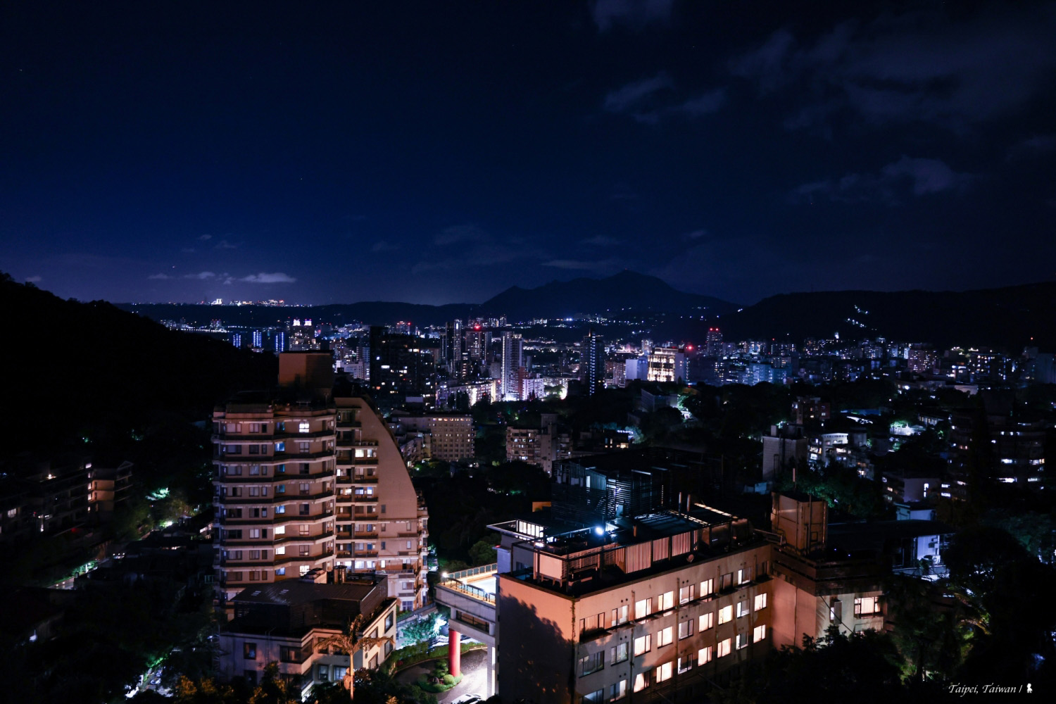 夜裡走到房間陽台，就能擁抱很美的夜景：有山稜、有燈火、有星光。（圖片來源：陳耀恩提供）