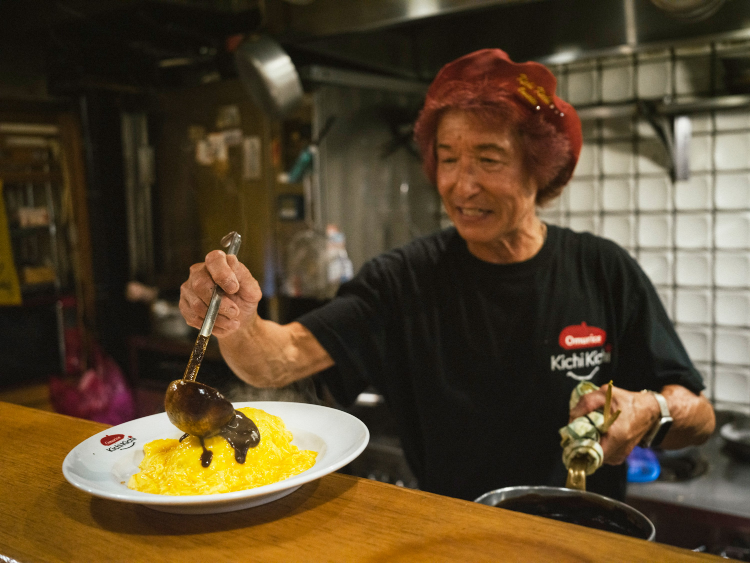 幸村元吉主廚為蛋包飯淋上靈魂醬汁。（圖片來源：日本虎牌提供）