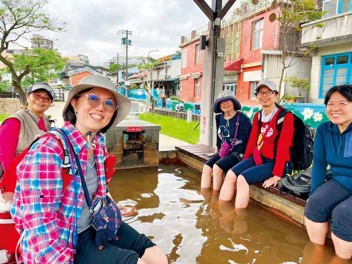 走到金山，吳佳璇和徒步夥伴來中山溫泉公園泡足湯，緩解長時間行走造成的腿部疲勞。（圖片來源：吳佳璇提供）