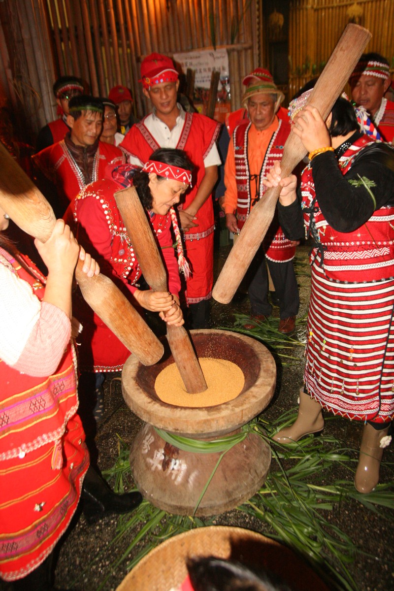 小米糕是重要節慶及祭典中經常可見的祭品，一些祭典甚至將搗米儀式化。