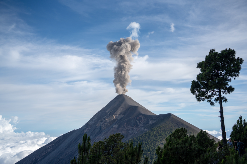 瓜地馬拉的安地瓜，可以觀賞火峰火山（volcán de Fuego）噴發的壯觀景色。（圖片來源：Dreamstime／典匠影像）