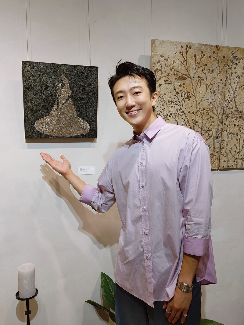 壞壞男神張懷秋參觀 FEDE ART「穿越藝念」藝術展_與最喜歡的作品合照