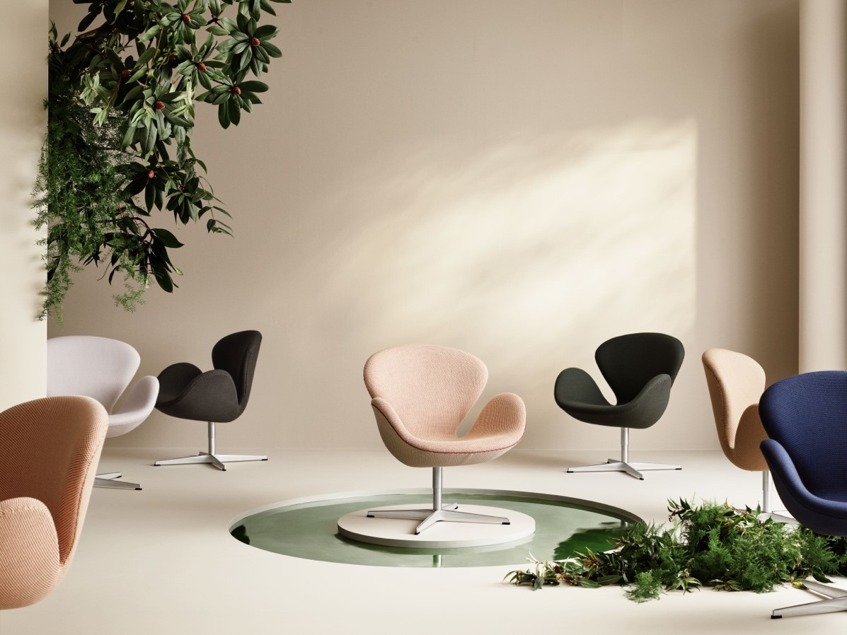 Swan™椅子是另一個Arne Jacobsen的經典設計，特別版以特殊布料與纖維，織成光影變幻的絢麗效果。（圖片來源：The Fritz Hansen提供）