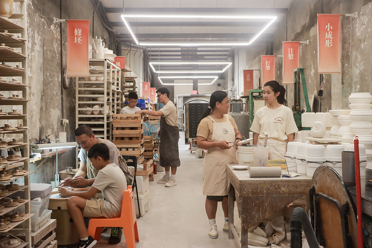 在地窯場職人以自家特色，與孩童共同創作，作品將在市集上與消費者面對面。（圖片來源：鶯歌產地開放日提供）