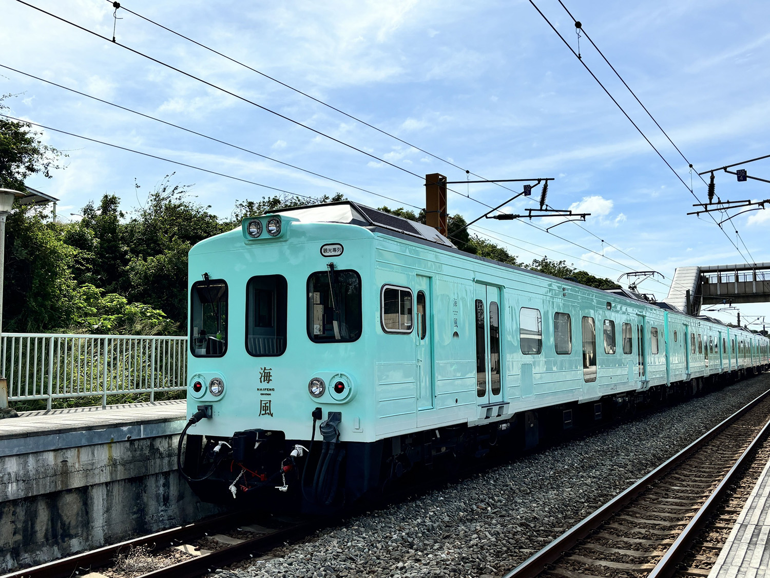 全台首創甜點觀光列車「海風號」，車廂設計靈感源自台灣自然景觀，以近海湛藍翠綠色為主要色調。（圖片來源：雄獅旅遊提供）