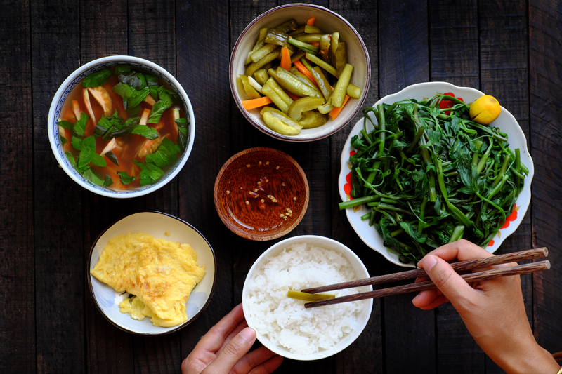 越南在包給制時期物資貧乏、飢荒很常見，而今早年的「窮酸飯」反而成了一些餐廳的賣點。（圖片來源：Dreamtime／典匠影像）