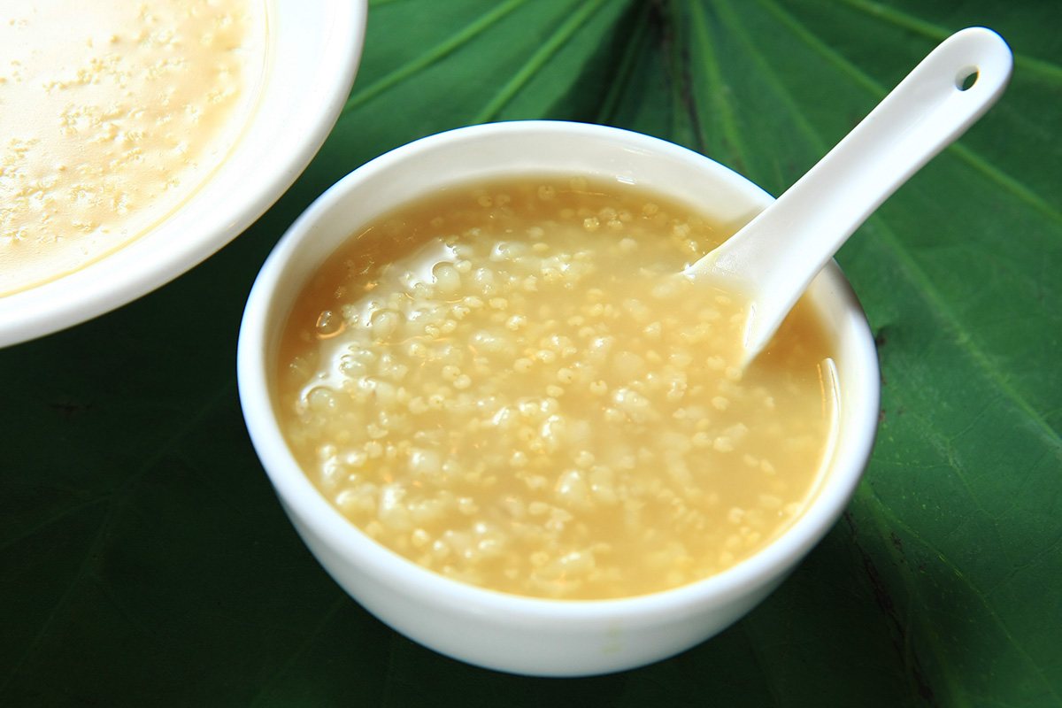 「北平都一處」有著台灣少見的荷葉粥，冷藏幾小時後冰著喝，口感清涼、甘甜無比。（圖片來源：胡天蘭提供）
