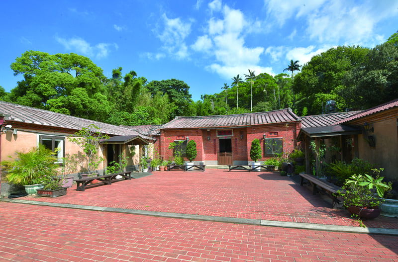 以傳統客家老屋改造的八方園客家餐館，由七十多歲老師傅掌勺，以道地客家菜與古意盎然的客家老屋聞名。