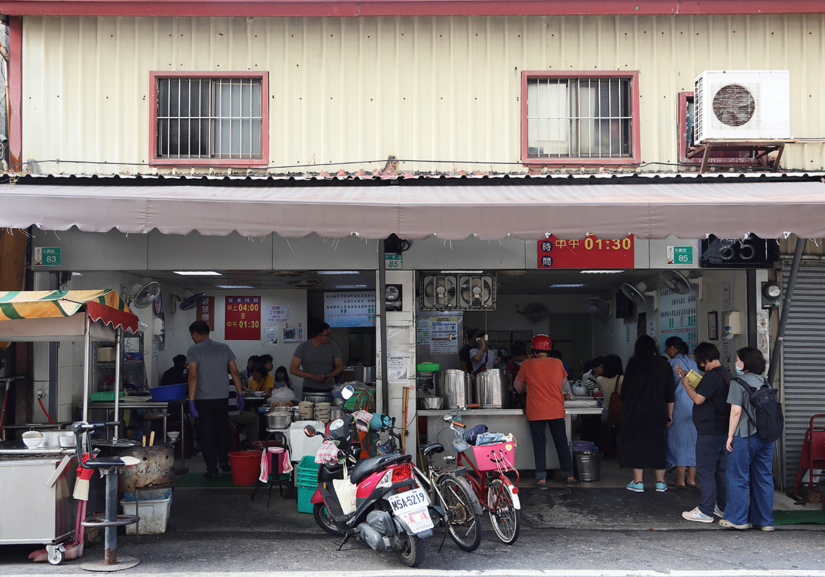 大勇街無名鹹粥是李日東吃了數十年的老店。（攝影：王士豪）