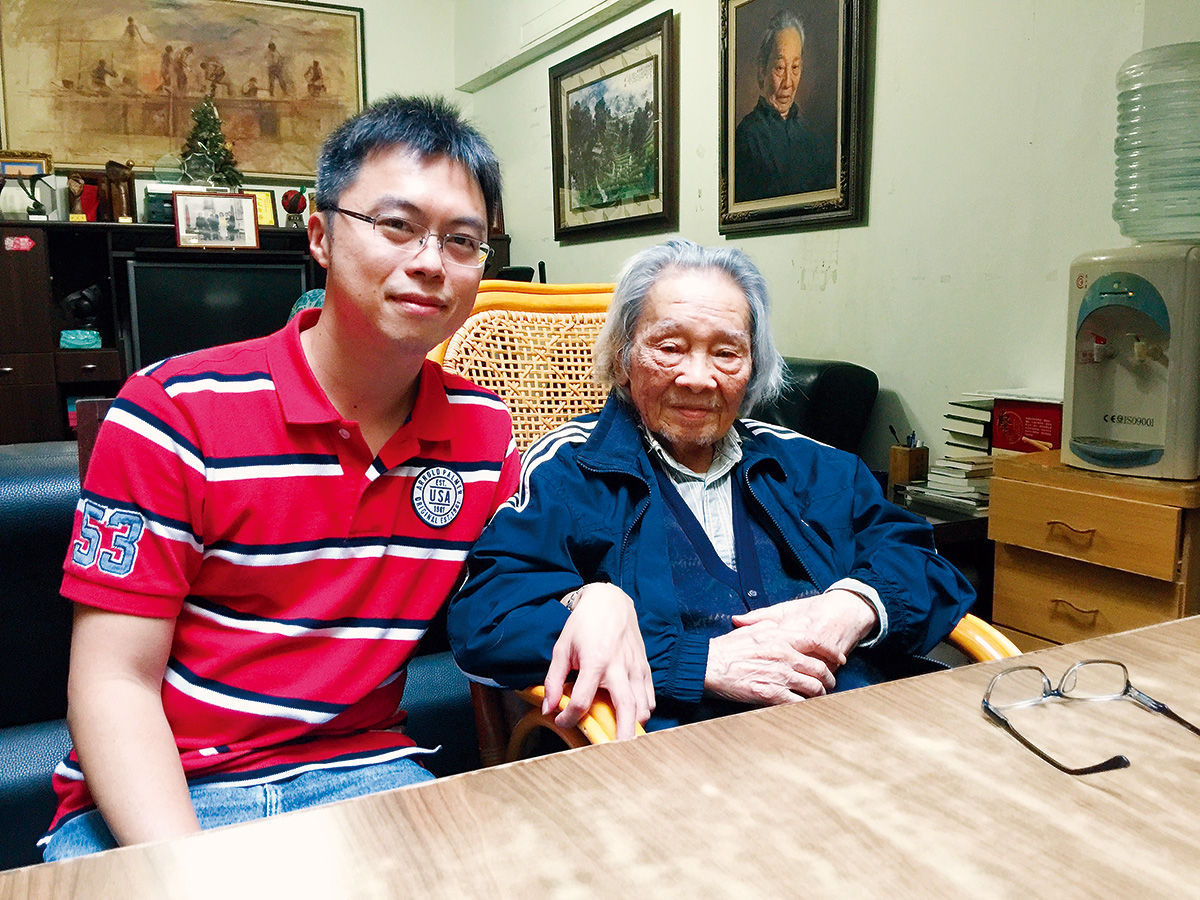 學生時代即因《金閣寺》全套譯本，開啟了陳逸華和文壇大老鍾肇政交流的大門。（圖片來源：陳逸華提供）