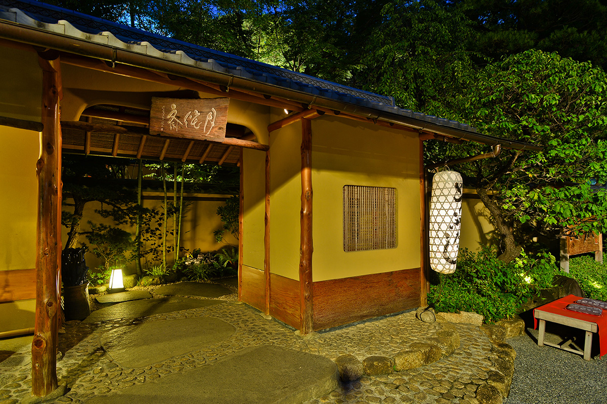 芝豆腐屋位在東京芝公園裡，走的是純正江戶時代和風。（攝影：李明宜）