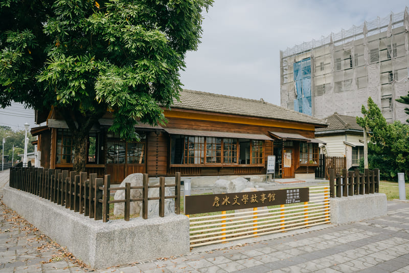 詹冰文學故事館的前身是昔日卓蘭國小的教師宿舍，這棟日式歷史建築如今重新規劃為已故詩人的故事館。