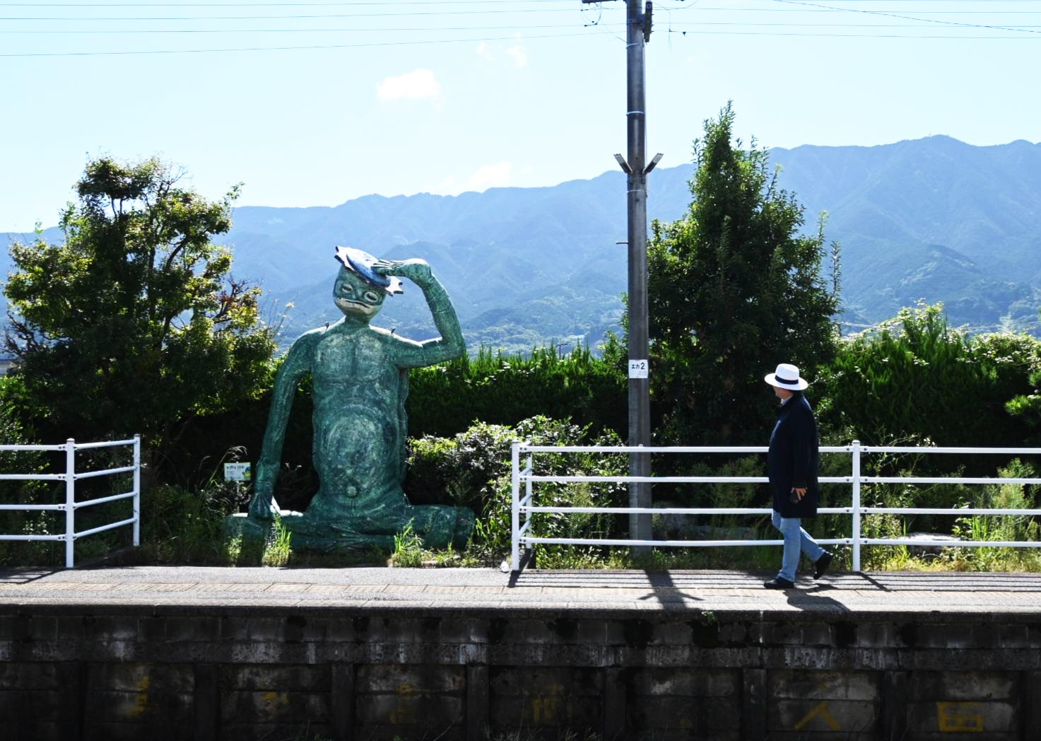 田主丸車站月台上矗立一座河童雕像。（圖片來源：李清志提供）