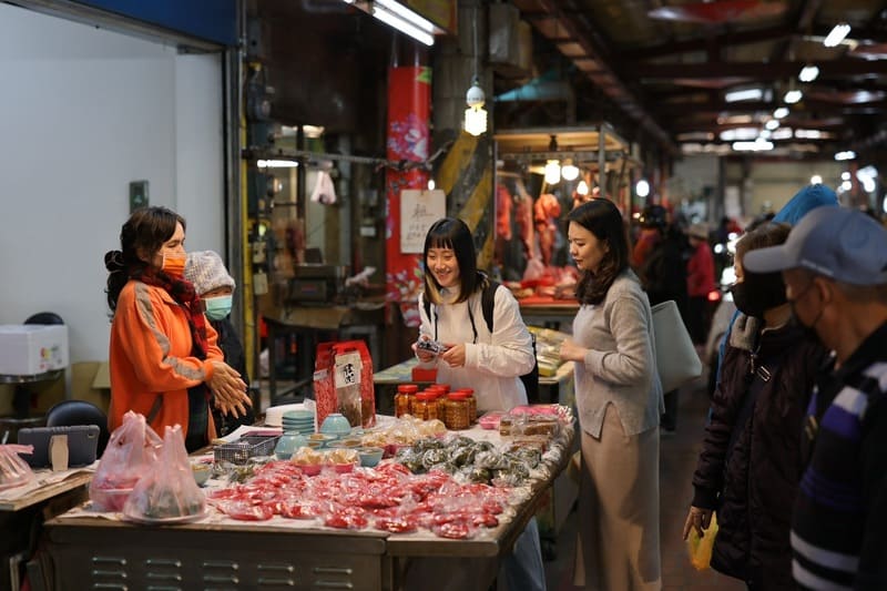 竹東中央市場是全台最大的客家傳統市場，市場周遭琳瑯滿目的攤位，販賣著各式美食，讓人目不暇給。（右圖提供／跟著踢小米吃喝玩樂趣）