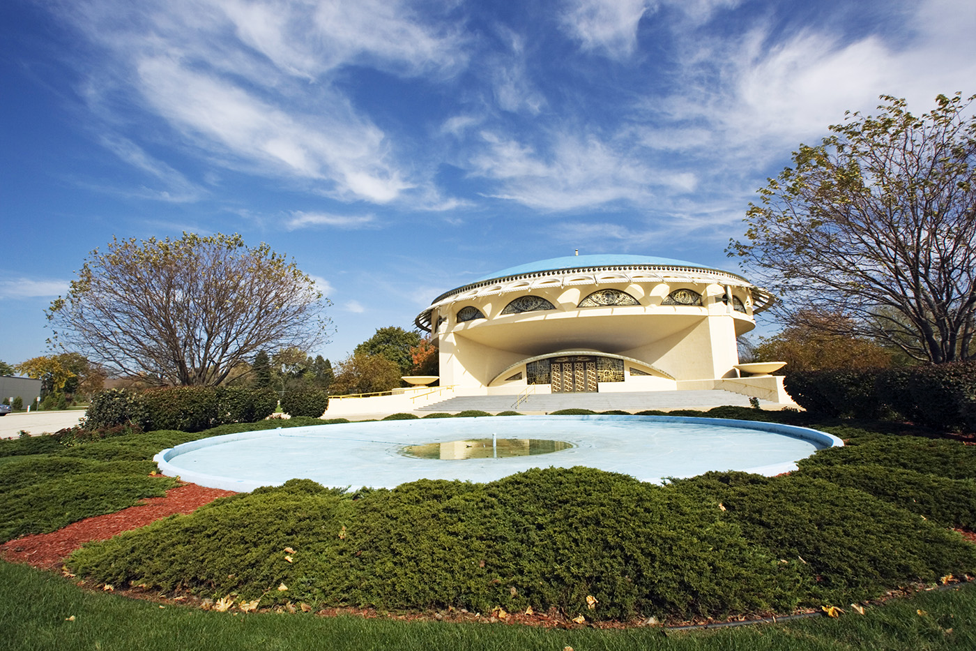 美國建築大師萊特（Frank Lloyd Wright）在家鄉威斯康辛蓋了一座飛碟般「報喜希臘正教堂」（Annunciation Greek Orthodox Church, 1962），整個教堂呈現圓盤狀外型，好似外太空飛碟降臨一般。（圖片來源：Dreamstime／典匠影像）