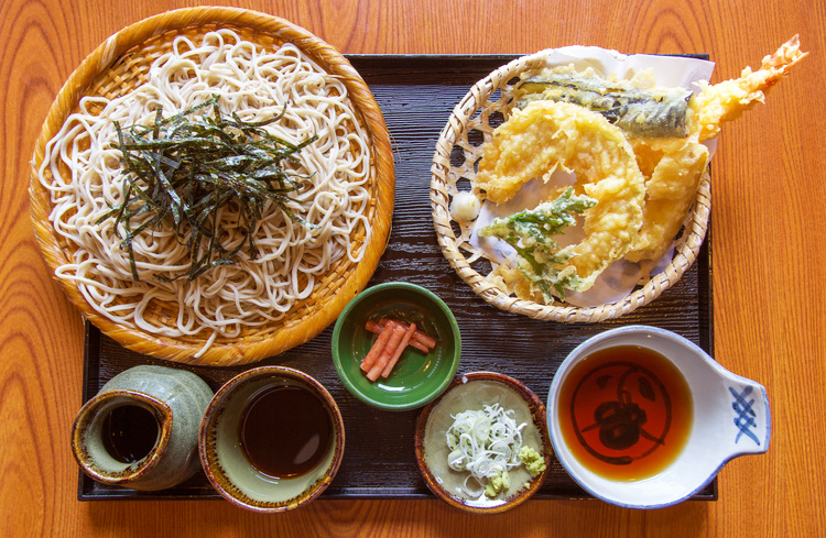 正統的蕎麥涼麵有著陶質酒壺（德利）和杯子（豬口），蔥花、山葵泥等完整配置。（圖片來源：Dreamstime／典匠影像）