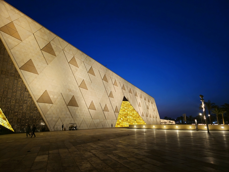 夜晚的大埃及博物館，更充滿了神秘的埃及風情。（圖片來源：Dreamstime／典匠影像）