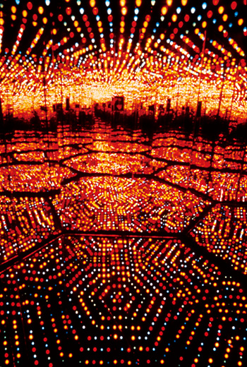 〈Infinity Mirror Room-Kusama's Peeo Show/Endless Love Show〉草間彌生早期最知名的作品之一。他運用鏡子打造燈光明滅魔幻空間，讓觀者如置身生死交界的瘋狂世界。（圖片來源：草間彌生提供）