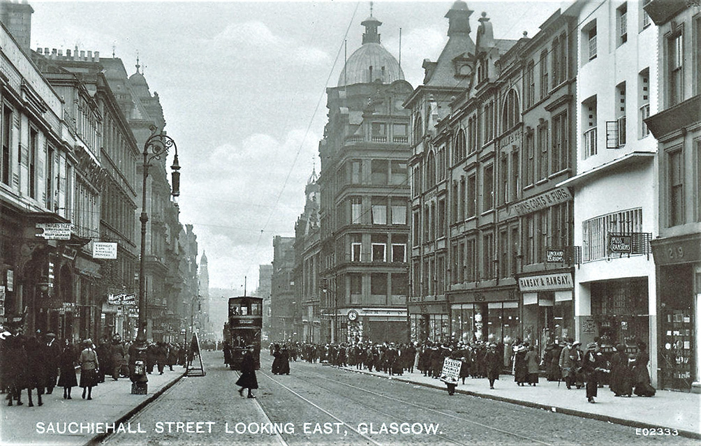 「柳茶館」（Willow Tearooms） 位於英國蘇格蘭格拉斯哥市沙期霍爾街（Sauchiehall St.）217 號，自1903年開始營業，是為19世紀末、20世紀初當地最歡迎的茶館之一 （照片右側第二棟白色建築）。（圖片來源：漫遊者文化提供）