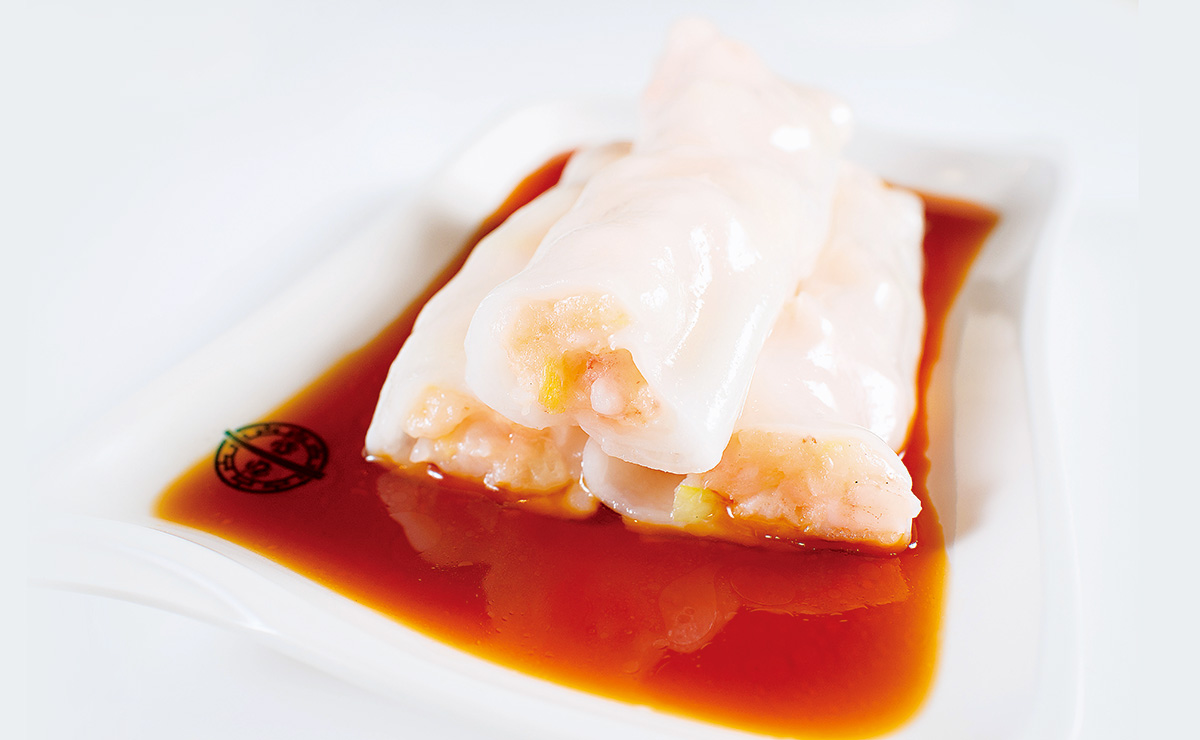 腸粉必得即點即拉，上桌時還能保持熱氣騰騰，否則外皮冷了，好口感就一去不復返。示範製作：添好運李一龍。（攝影：李明宜）